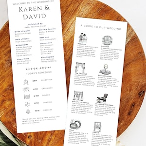 Pode incluir: Dois programas de casamento em uma superfície de madeira. O programa da esquerda lista a festa de casamento e a programação. O programa da direita detalha as tradições do casamento. O texto inclui "Bem-vindo ao casamento de Karen & David" e "Um guia para o nosso casamento."