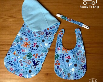 Set de regalo para bebé con diseño de criaturas marinas que brillan en la oscuridad: babero, paño para eructar y clip para chupete. Idea de regalo para baby shower.