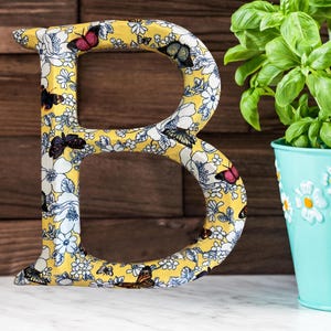 Arte de pared con la letra B, decoupage de tela con mariposas, arte de pared con mariposas, patrón floral amarillo, decoración de primavera, regalo decorativo, regalo de novia, tela