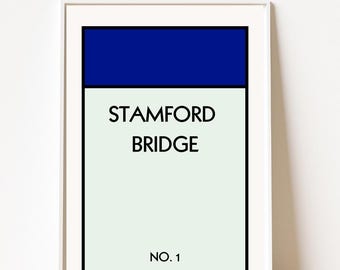 Puede incluir: Impresión artística enmarcada con un diseño inspirado en el juego Monopoly. La obra muestra el texto "STAMFORD BRIDGE" en negro sobre un fondo verde claro, con una sección superior azul y el número "NO. 1" en la parte inferior.