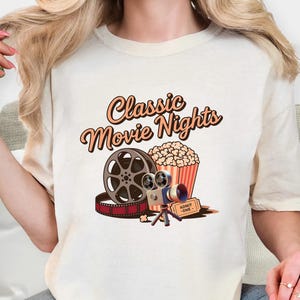 Camiseta para noches de cine: Camiseta retro de cine con colores cómodos