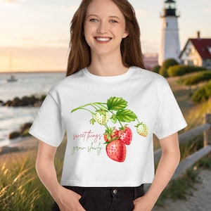 Camiseta botánica de fresas, elegante camiseta corta estilo cottagecore de Champion