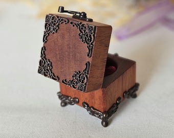 Gepersonaliseerde houten ringendoos | Rustieke verlovingsringhouder, sierlijk detail