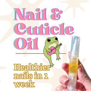 Op de afbeelding: Een doorzichtige nagel- en nagelriemoliepen met een gele vloeistof erin. De afbeelding bevat de tekst "Nail & Cuticle Oil" en "Healthier nails in 1 week". Een cartoonkikker die gitaar speelt, is ook aanwezig.
