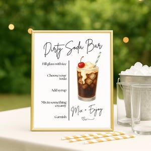 Puede incluir: Un letrero con marco dorado con el texto "Dirty Soda Bar" e instrucciones para hacer un refresco. El letrero incluye un gráfico de un refresco, vasos transparentes, un cubo de metal con hielo y pajitas. Fondo verde borroso.