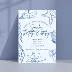 Op de afbeelding: Een witte rechthoekige verjaardagsuitnodigingskaart met blauwe lijntekeningen van diverse schelpen en een zeester. De tekst luidt: Please join our birthday beach bash for Sarah's Thirtieth Birthday! Saturday, June 14, 4pm-10pm, 123 Maple Lane, Some City, CA 12345. Please RSVP to Sarah at XXX-XXX-XXX.