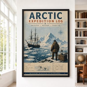 Könnte beinhalten: Ein gerahmtes Poster mit dem Titel ARCTIC EXPEDITION LOG, das ein Segelschiff in eisigen Gewässern, eine Person im braunen Parka auf einem verschneiten Grat und einen Eisbären zeigt. Der Text enthält OBSERVE, RECORD, SURVIVE und Expeditionsdaten.