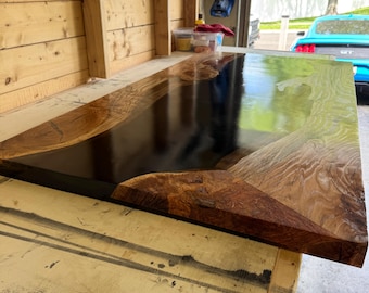 Tablero de mesa de roble rojo con borde natural y resina epoxi – Muebles de comedor rústicos y modernos