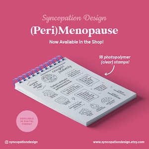 Op de afbeelding: Een notitieblok met een blauwe spiraalbinding en een witte kaft met diverse stempels gerelateerd aan de menopauze. De stempels bevatten zinnen als "cougar puberty" en "hotter than ever". De afbeelding staat tegen een roze achtergrond.