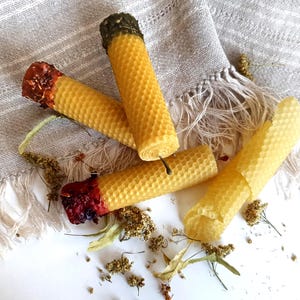 Beeswax Herbal Candles Honey Scent – 100% Ecologic Handmade Bee wax, Hand Wrapped & Decorated with Melted Wax in 3 colors, Handmade bees wax