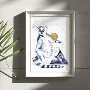 Könnte beinhalten: Ein gerahmtes Aquarellbild eines Lemurs, der auf einer geometrischen Form sitzt. Der Lemur ist weiß und schwarz mit blauen und violetten Akzenten. Der Hintergrund ist weiß mit einem goldenen Kreis.
