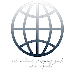 Op de afbeelding: Een gestileerde wereldbol in blauw- en grijstinten tegen een witte achtergrond. De afbeelding bevat de tekst "international shipping quote upon request" in een sierlijk lettertype.