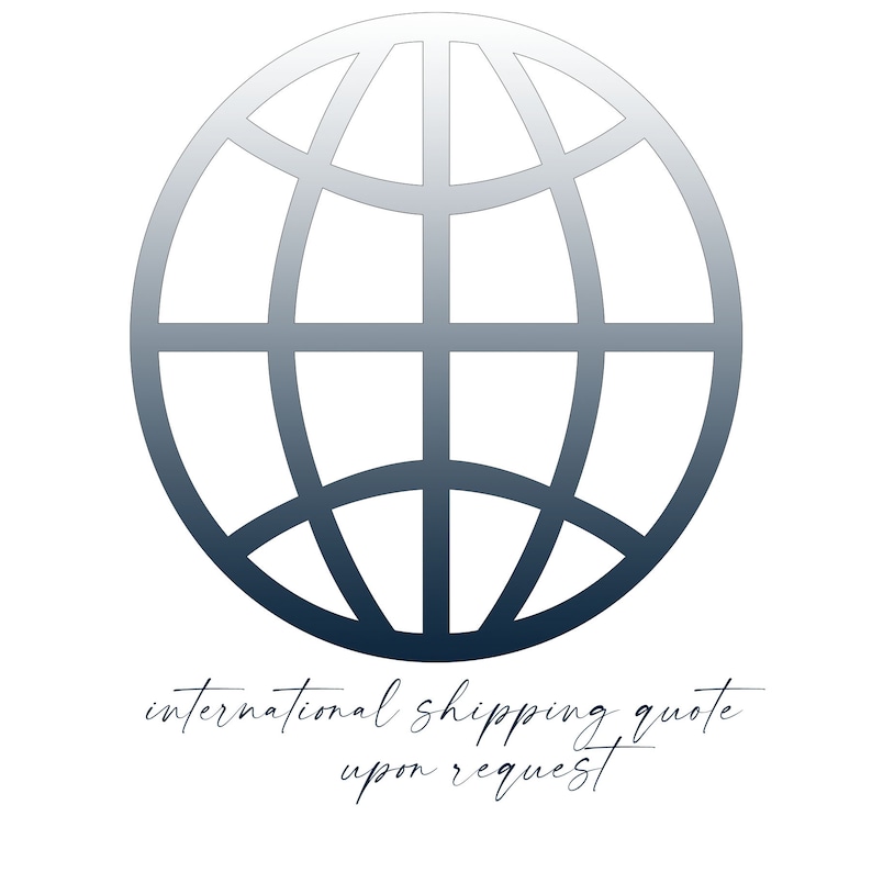 Op de afbeelding: Een gestileerde wereldbol in blauw- en grijstinten tegen een witte achtergrond. De afbeelding bevat de tekst "international shipping quote upon request" in een sierlijk lettertype.
