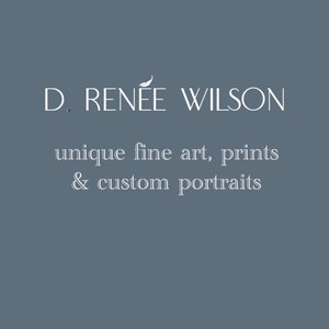 Op de afbeelding: Op een grijze achtergrond staat in witte letters "D. Ren&eacute;e Wilson" en daaronder "unique fine art, prints & custom portraits." De tekst is in een schreefletter. Een kleine vogelafbeelding staat boven de naam.