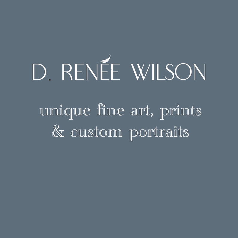 Op de afbeelding: Op een grijze achtergrond staat in witte letters "D. Ren&eacute;e Wilson" en daaronder "unique fine art, prints & custom portraits." De tekst is in een schreefletter. Een kleine vogelafbeelding staat boven de naam.