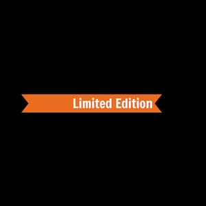 Op de afbeelding: Een oranje banner met de woorden "Limited Edition" in witte tekst tegen een zwarte achtergrond. De banner heeft een lintachtig ontwerp.