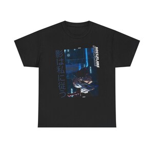 Könnte beinhalten: Schwarzes T-Shirt mit einer blauen und weißen Grafik eines Charakters aus dem Anime Soulflare. Der Text "Soulflare" und japanischer Text sind auf dem Shirt gedruckt.