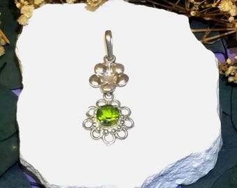 925 Sterling Flowers w/Green Faceted Gemstone/Stone Necklace Pendant