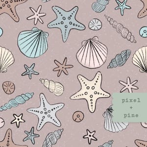 以下が含まれることがあります： 薄い青、ベージュ、茶色など様々な色の貝殻とヒトデの繰り返し模様。テクスチャ加工されたモーヴ色の背景に、様々な種類の貝殻とヒトデの詳細なイラストが描かれています。