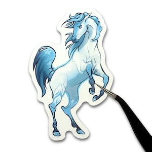 Op de afbeelding: Een gestanste sticker met een gestileerde illustratie van een paard in tinten licht- en donkerblauw. Het paard is afgebeeld in een steigerende houding met vloeiende manen en staart. Een zwarte metalen pincet raakt het voorbeen van het paard aan.