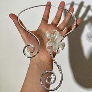 Handgjort trådhalsband i silver, älvsmycken, trådsmycken, handgjorda smycken, blomstersmycken, spiralsmycken