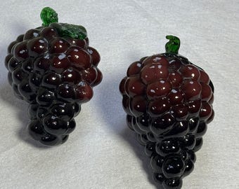 Decoração de uvas em vidro artístico, cachos em tons de vermelho escuro e preto, caules verdes e detalhes em folhas. Vinho.