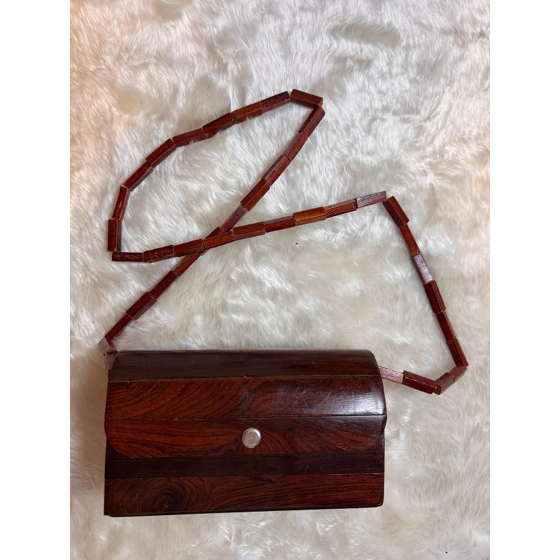 Borsa a tracolla vintage anni '70 con doghe in legno, stile MCM, bicolore, con tracolla impreziosita da perline. immagine 14