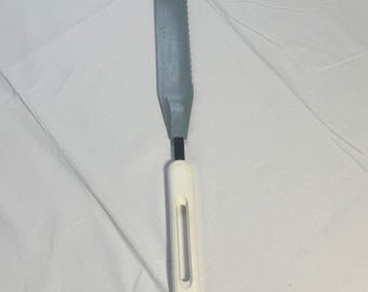 Outil de décoration de gâteau pour glaçage à bords dentelés, spatule décalée Bonny USA, manche blanc