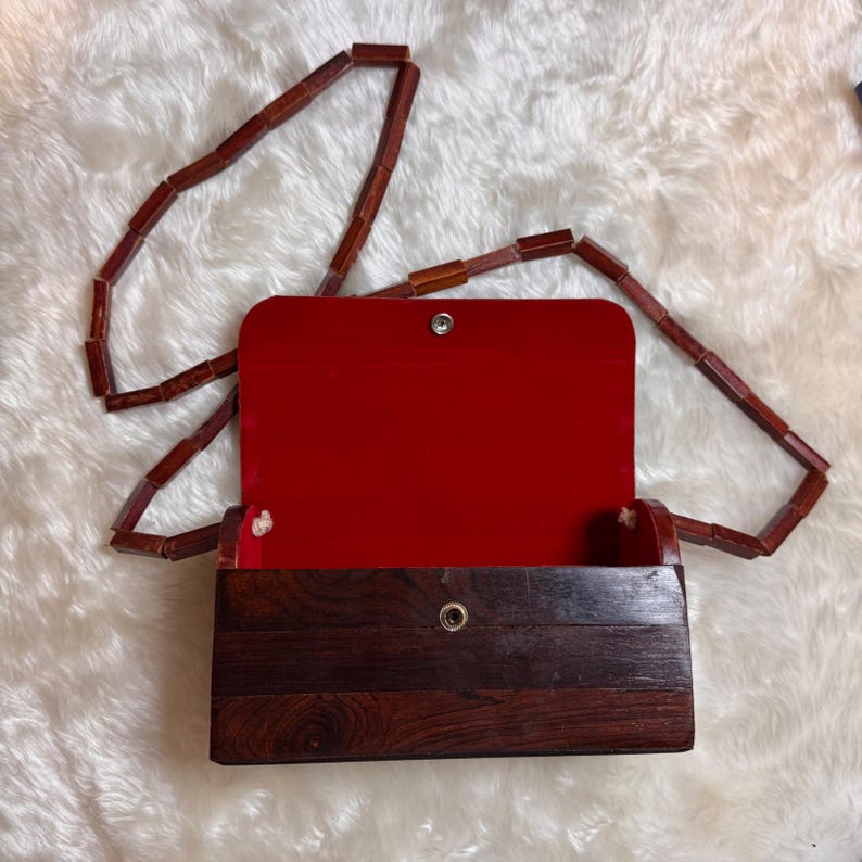 Borsa a tracolla vintage anni '70 con doghe in legno, stile MCM, bicolore, con tracolla impreziosita da perline. immagine 2