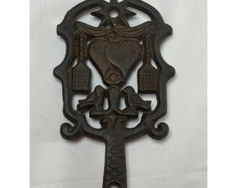 Dessous de plat en fonte Wilton, balai en forme de coeur, coussin chauffant, décoration de cuisine sur pieds rustiques