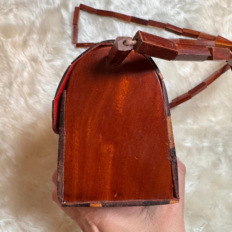 Borsa a tracolla vintage anni '70 con doghe in legno, stile MCM, bicolore, con tracolla impreziosita da perline. immagine 7