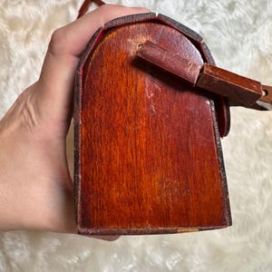 Borsa a tracolla vintage anni '70 con doghe in legno, stile MCM, bicolore, con tracolla impreziosita da perline. immagine 5