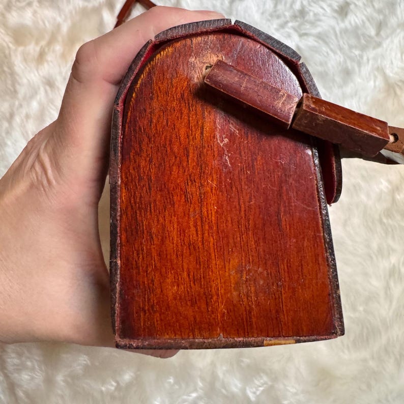 Borsa a tracolla vintage anni '70 con doghe in legno, stile MCM, bicolore, con tracolla impreziosita da perline. immagine 5