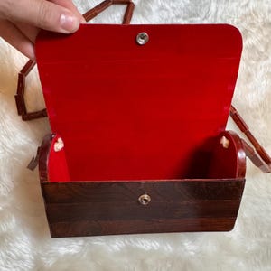 Borsa a tracolla vintage anni '70 con doghe in legno, stile MCM, bicolore, con tracolla impreziosita da perline. immagine 3