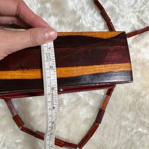 Borsa a tracolla vintage anni '70 con doghe in legno, stile MCM, bicolore, con tracolla impreziosita da perline. immagine 10