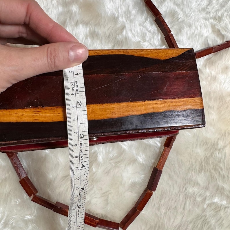 Borsa a tracolla vintage anni '70 con doghe in legno, stile MCM, bicolore, con tracolla impreziosita da perline. immagine 10