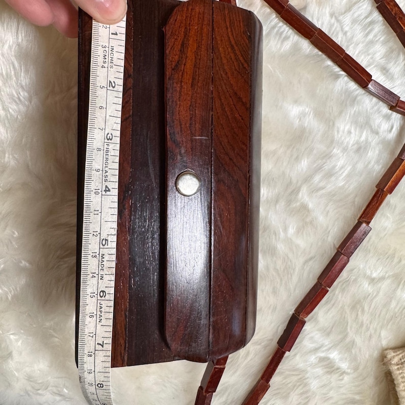 Borsa a tracolla vintage anni '70 con doghe in legno, stile MCM, bicolore, con tracolla impreziosita da perline. immagine 8