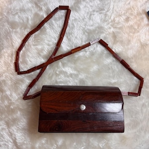 Borsa a tracolla vintage anni '70 con doghe in legno, stile MCM, bicolore, con tracolla impreziosita da perline. immagine 1