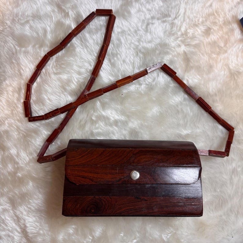 Borsa a tracolla vintage anni '70 con doghe in legno, stile MCM, bicolore, con tracolla impreziosita da perline. immagine 1