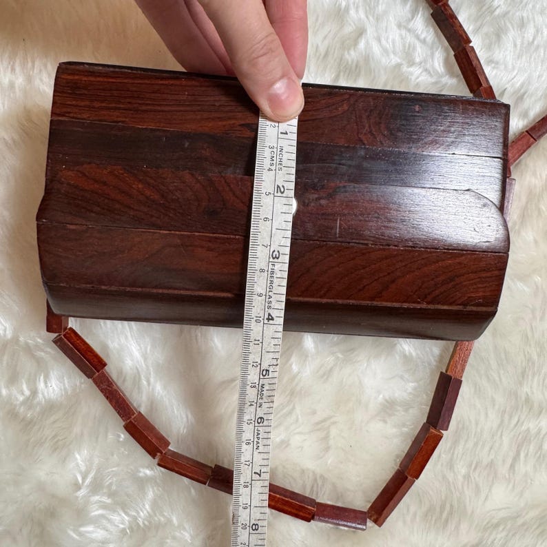 Borsa a tracolla vintage anni '70 con doghe in legno, stile MCM, bicolore, con tracolla impreziosita da perline. immagine 9