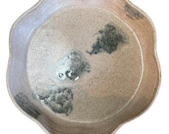 Plat rond festonné en céramique vintage 1985, signé à la main, atelier de poterie 20 x 3,8 cm