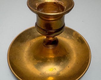 Castiçal vintage de latão para vela única com base ornamentada