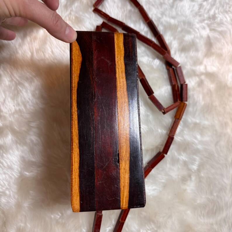 Borsa a tracolla vintage anni '70 con doghe in legno, stile MCM, bicolore, con tracolla impreziosita da perline. immagine 6