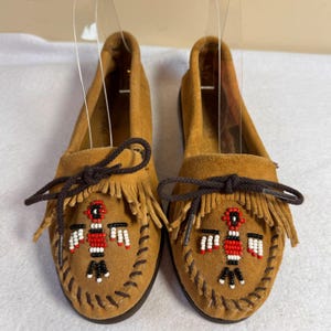 Minnetonka Kilty Suede Moc Mocassins voor dames, Bruin, 38 EU