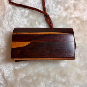 Borsa a tracolla vintage anni '70 con doghe in legno, stile MCM, bicolore, con tracolla impreziosita da perline. immagine 4