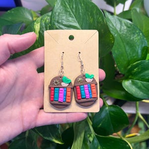 Orecchini a forma di libreria romantica in argilla fatti a mano