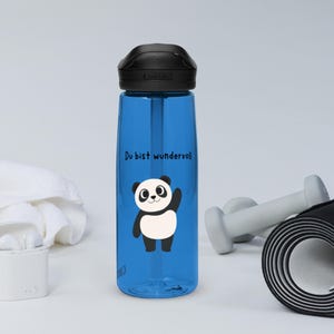 Puede incluir: Botella de agua azul con tapa negra y un gráfico de panda blanco y negro. La botella tiene el texto "Du bist wundervoll" impreso en ella.