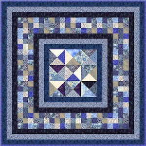 Peut inclure: Une courtepointe carrée présentant un bloc central de triangles bleus, crème et bleu marine entouré de bordures concentriques. Les bordures se composent d'un cadre bleu marine foncé, d'une bande à motifs bleu clair et d'un patchwork multicolore.