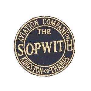 Puede incluir: Un parche bordado en negro y dorado con el texto "The Sopwith Aviation Company Ltd Kingston-on-Thames"