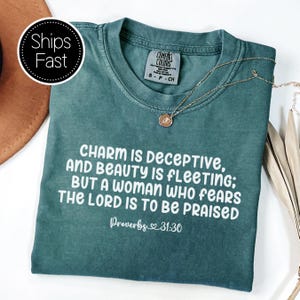 Sprüche 31: 30 Schwiegertöchter Geschenk Christliches T-Shirt Benutzerdefinierter Bibel-Vers, der Komfort Colors® Personalisierte Geschenkidee gepriesen wird